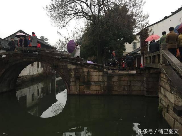 兄妹婚礼仅隔9天,父亲“双标”操作惹争议,网友:是亲生的吗?
